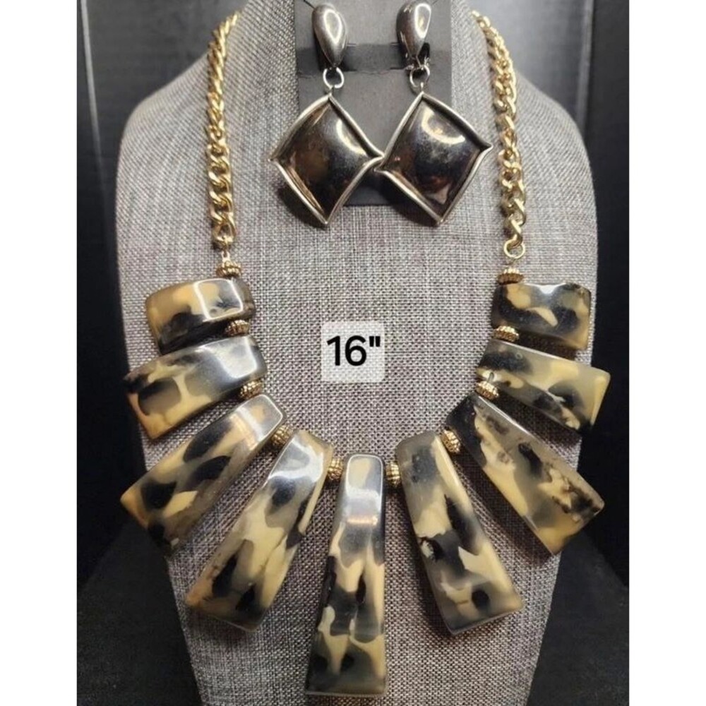 69. Bold Marbled Resin Statement Bib Necklace Set